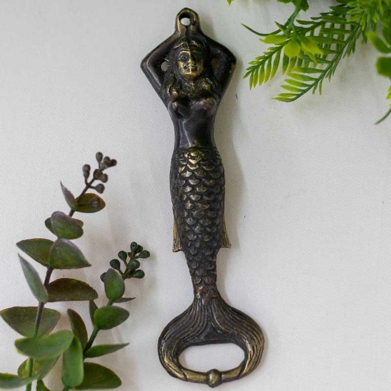 Abridor de garrafa sereia feito à mão em bronze por artesãos de Bali.