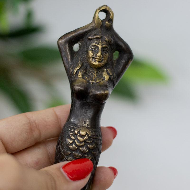 Versão preta e verde do abridor de garrafa sereia artesanal de Bali.