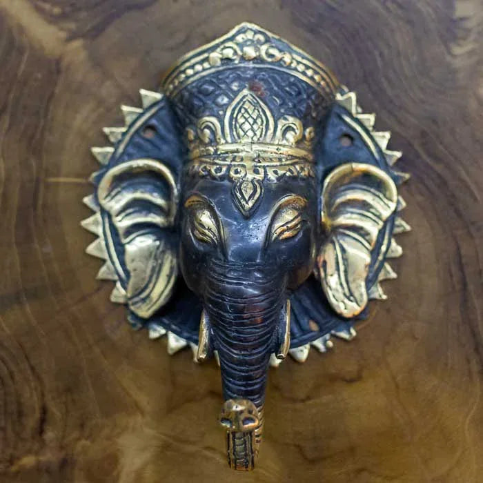 Puxador artesanal em bronze representando o deus hindu Ganesha, confeccionado à mão em Bali, com acabamento dourado e detalhes envelhecidos que realçam o valor espiritual e decorativo da peça.