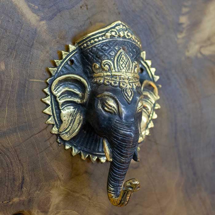 Puxador de porta Ganesh produzido manualmente em bronze balinês, com pátina artística em tons de dourado e verde, perfeito para integrar decorações étnicas e ambientes com inspiração oriental.