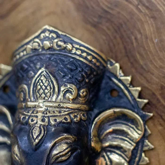 Objeto funcional e sagrado de Bali, o puxador Ganesh em bronze dourado é uma escultura detalhada feita à mão, símbolo de prosperidade e sabedoria, ideal para enriquecer portas, móveis e espaços espirituais.