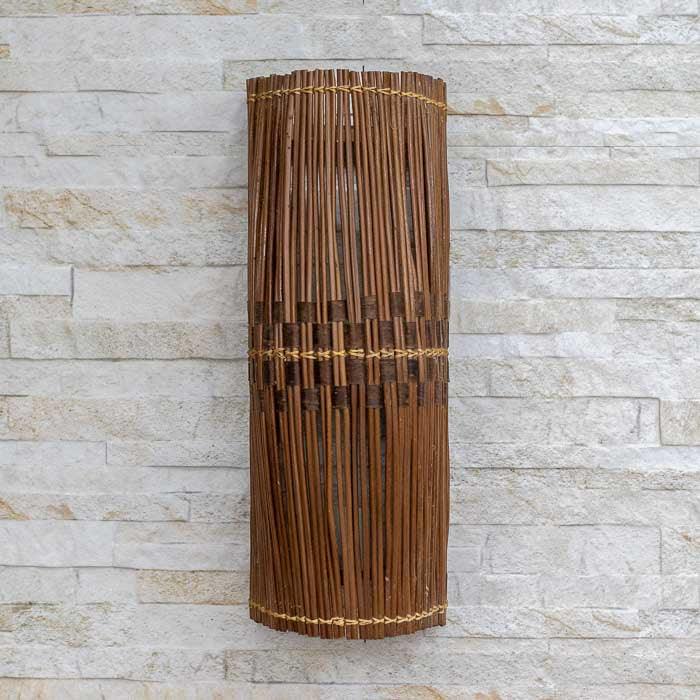 Luminária de parede com trançado manual em fibra vegetal brasileira.