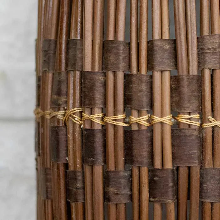Arandela de fibra natural feita no Brasil com luz suave e efeito aconchegante.