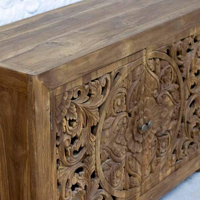 Móvel balcão buffet de madeira de reuso maciça com ricos relevos vazados de folhas e flores tropicais.