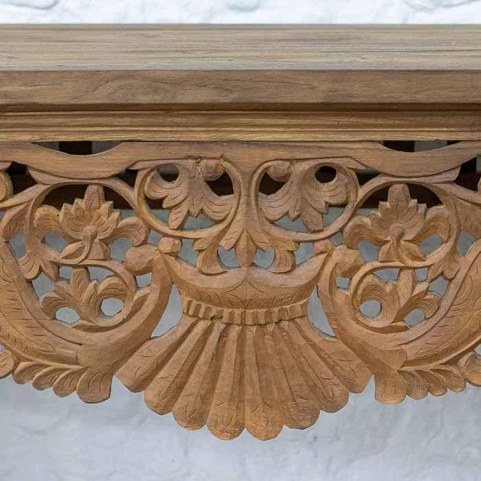 Móvel de apoio artesanal balinês para hall de entrada com tampo de madeira maciça e detalhes esculpidos.