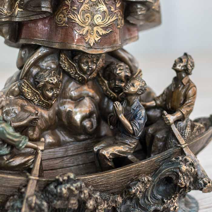 Imagem de santa padroeira dos viajantes para decoração de sala.