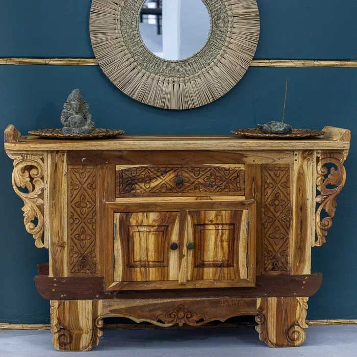 Gabinete artesanal feito em madeira teca com pátina, produzido à mão em Bali com acabamento rústico.