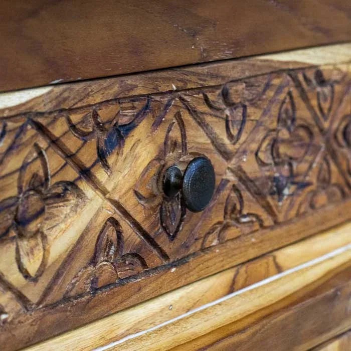 Objeto de mobiliário com portas em pátina, unindo tradição artesanal e utilidade no lar.