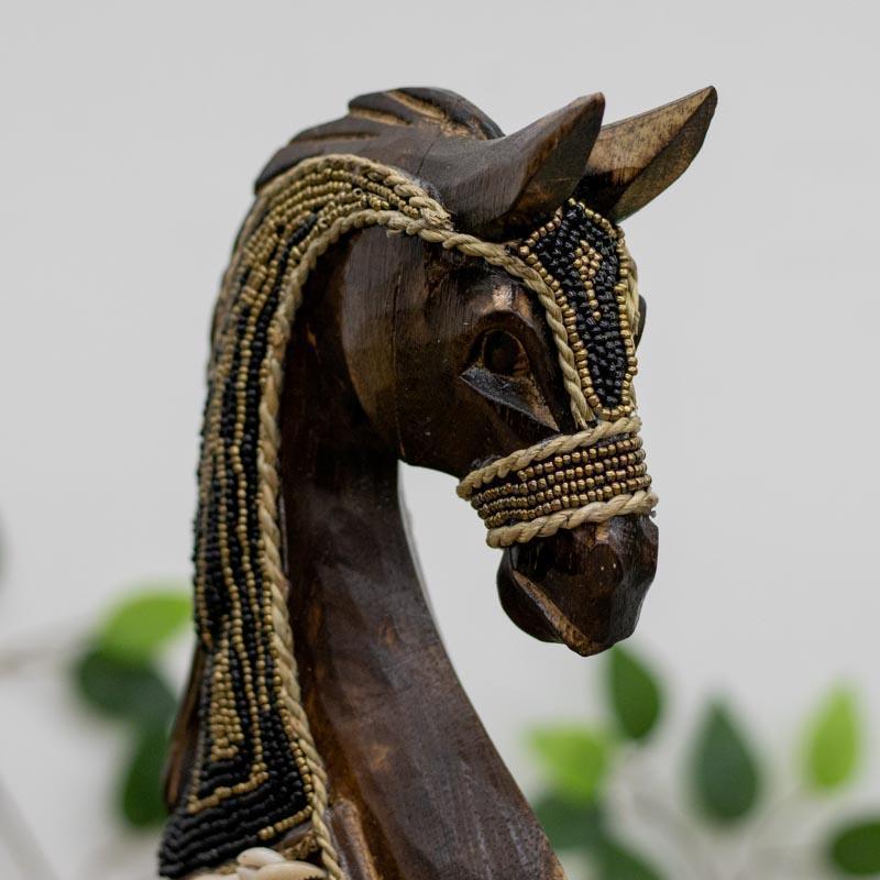 escultura ornamento animal cabalo horse madeira artesananto bali indonesia conchas micangas buzios praia significado design decoracao casa comprar loja artesintonia