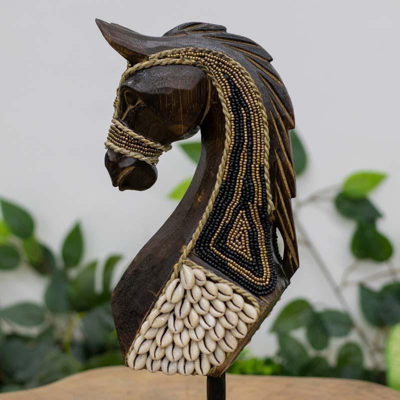 escultura ornamento animal cabalo horse madeira artesananto bali indonesia conchas micangas buzios praia significado design decoracao casa comprar loja artesintonia