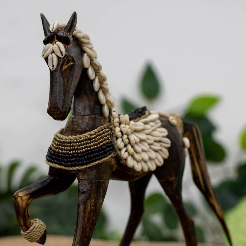 Escultura Cavalo rústica em madeira com detalhes em conchas.