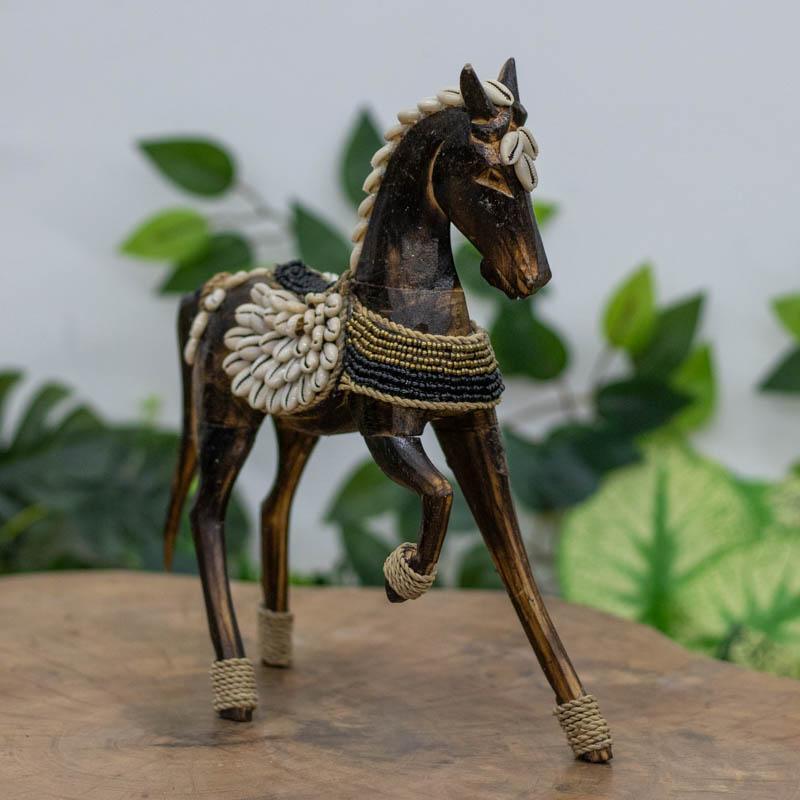 escultura ornamento animal cabalo horse madeira artesananto bali indonesia conchas micangas buzios praia significado design decoracao casa comprar loja artesintonia