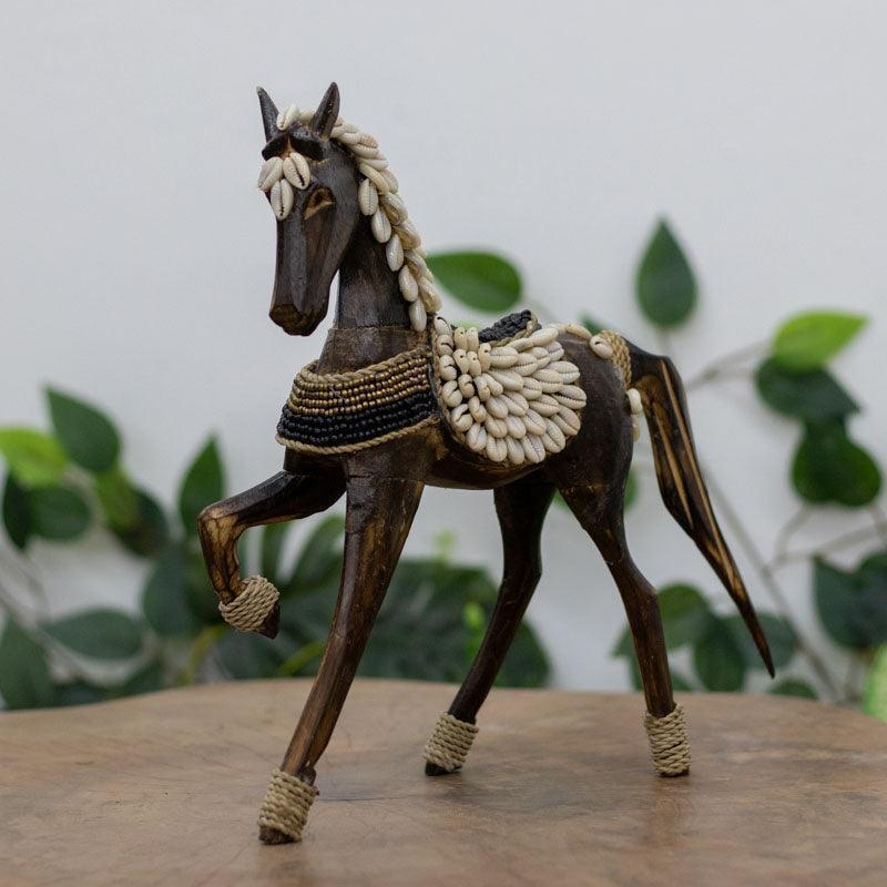 Escultura decorativa de cavalo em madeira e conchas natural Bali.