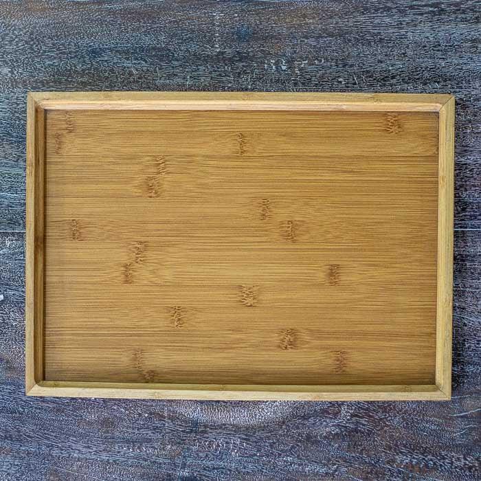 Bandeja artesanal feita à mão com bambu natural produzido no Brasil.