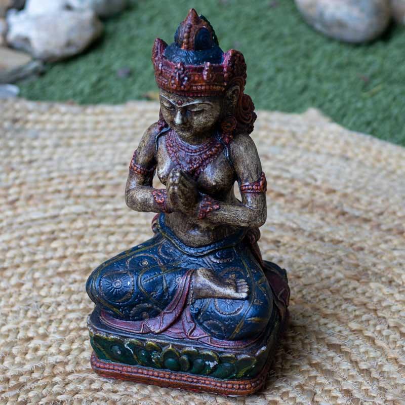 Estátua artesanal indonésia para jardim resistente às intempéries, exibindo vestuário tradicional entalhado.