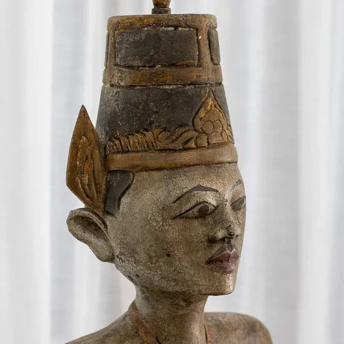 Esculturas do casal javanês feitas à mão por artesãos de Bali, peças únicas que unem espiritualidade, tradição e beleza rústica.