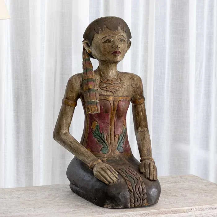 Casal javanês Loro Blonyo talhado em madeira com pintura rústica e acabamentos detalhados, arte tradicional de Bali com valor cultural e simbólico.