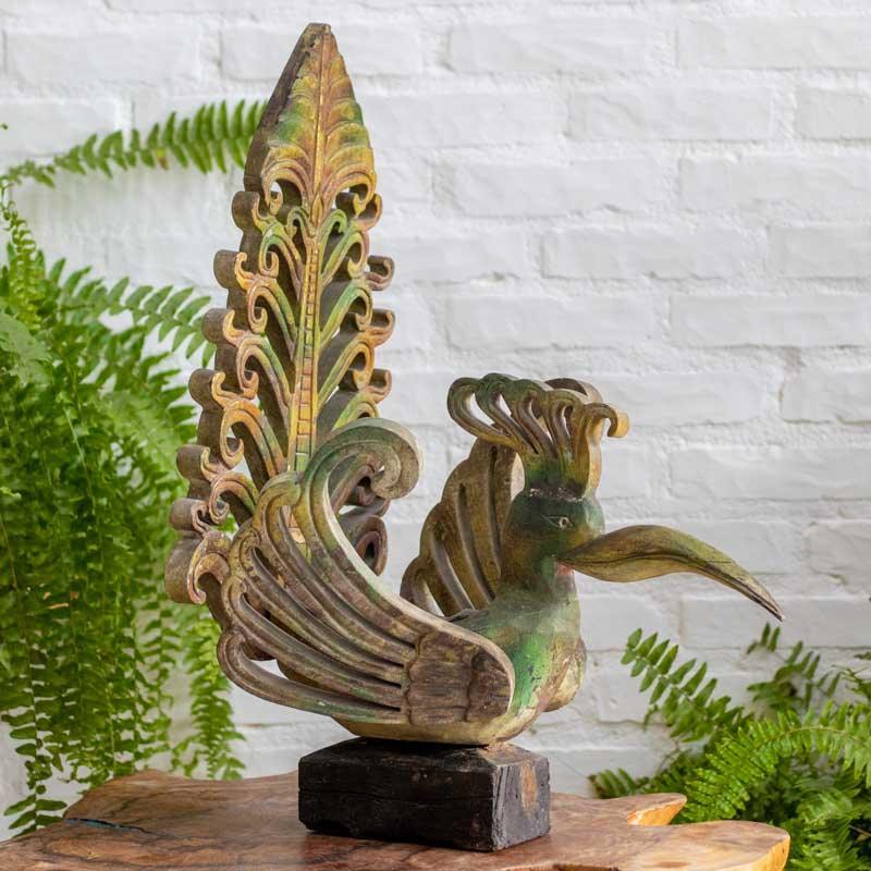 Objeto de arte exclusivo da Indonésia: escultura de pássaro tropical com pintura em pátina verde e vermelha.