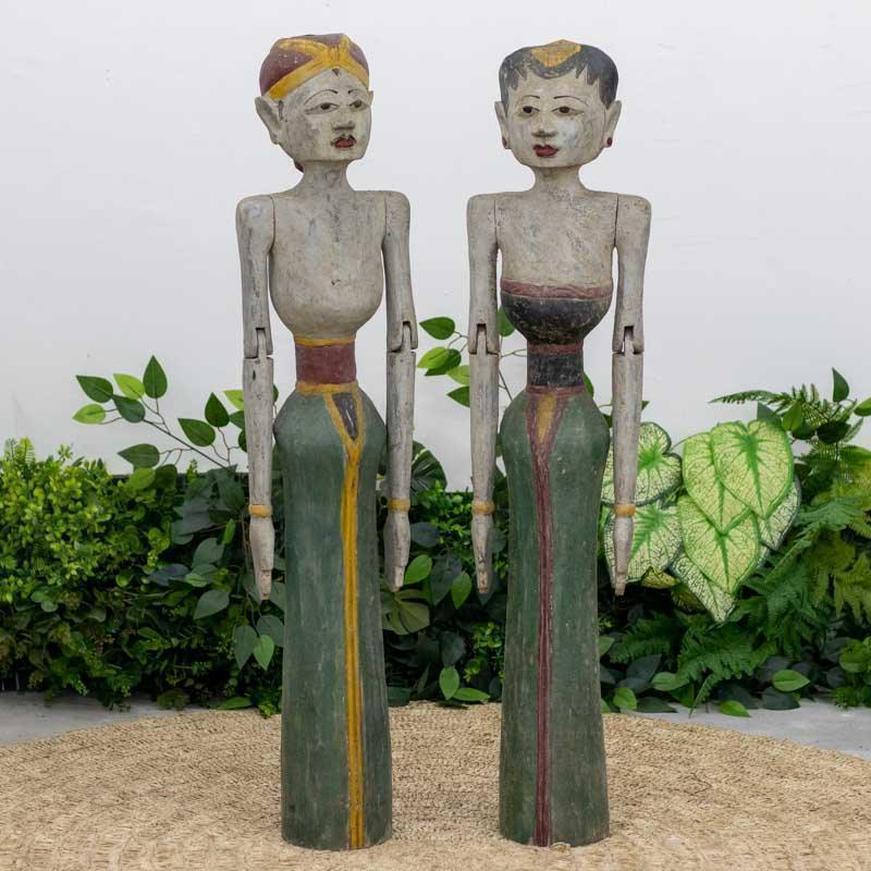 Visão frontal do casal Loro Blonyo, destacando as articulações nos ombros e cotovelos que permitem diferentes posições dos braços.