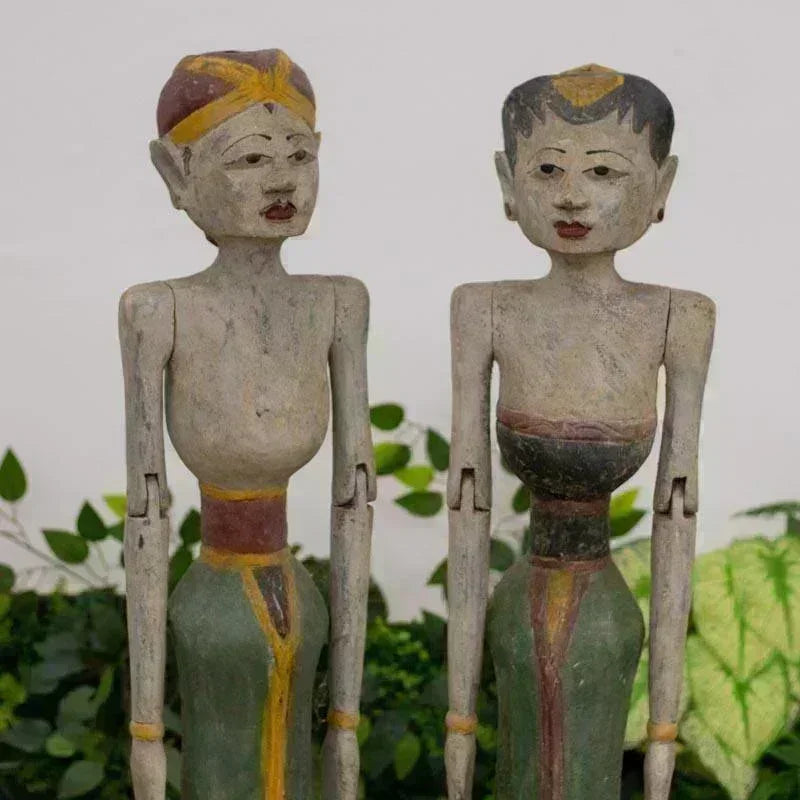 Detalhe dos trajes coloridos em tons de terracota e verde com acabamento de pátina manual sobre a madeira maciça das estátuas.