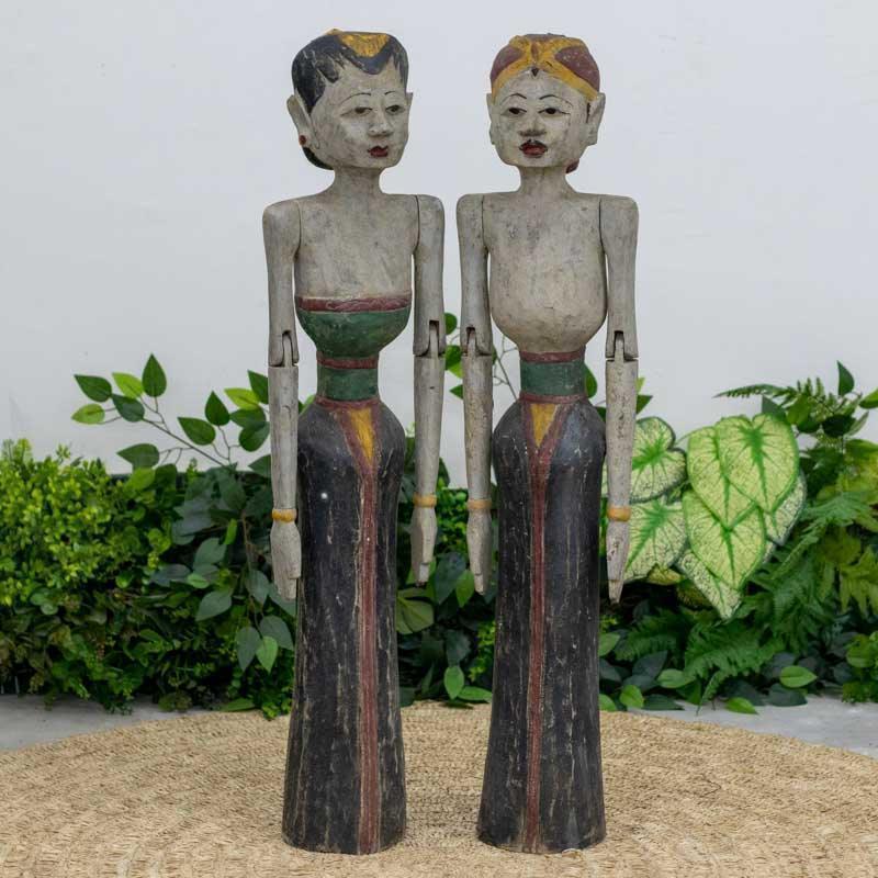 Objeto decorativo exclusivo de Bali: casal sagrado javanês em madeira, simbolizando a harmonia conjugal e o equilíbrio de energias.