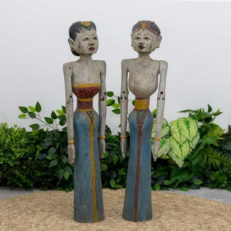 Detalhe da base e dos pés das esculturas Loro Blonyo, mostrando a solidez da madeira e a continuidade do acabamento patinado luxuoso.