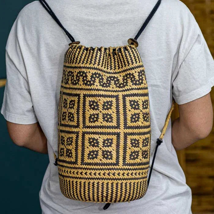 Acessório boho em fibra de bambu com trançado tradicional da Indonésia.
