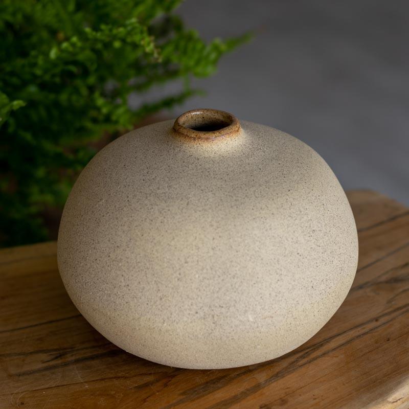 Composição de vasos artesanais disformes em tons claros, evidenciando a modelagem manual exclusiva da arte pernambucana.
