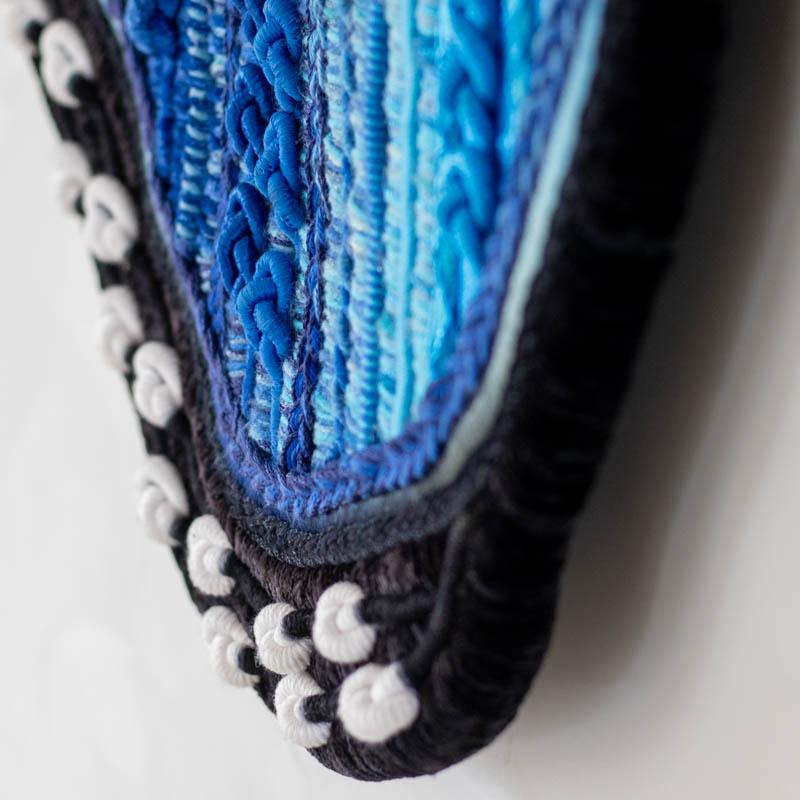 Escultura de parede artesanal em formato de asa de borboleta Morpho, apresentando diversas texturas em tons de azul vibrante.