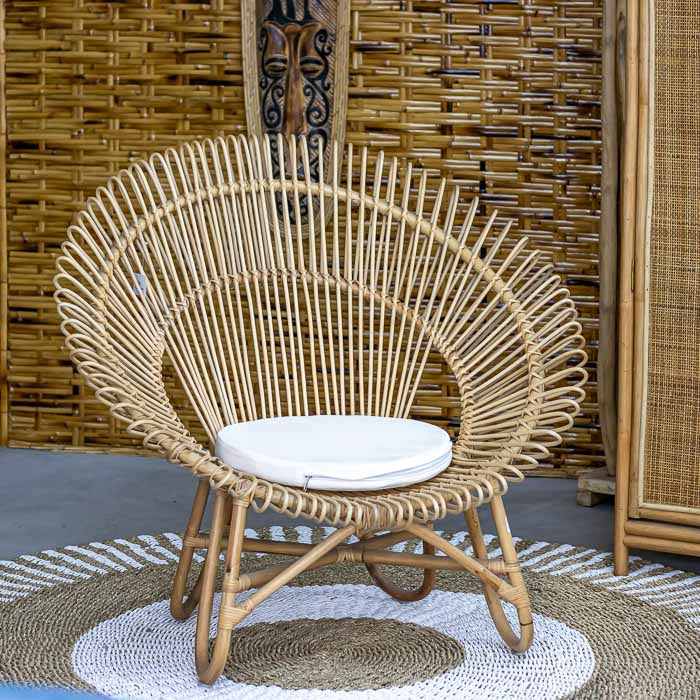 Poltrona Ngurah em rattan natural com estrutura artesanal e design curvo, inspirada no estilo boho de Bali