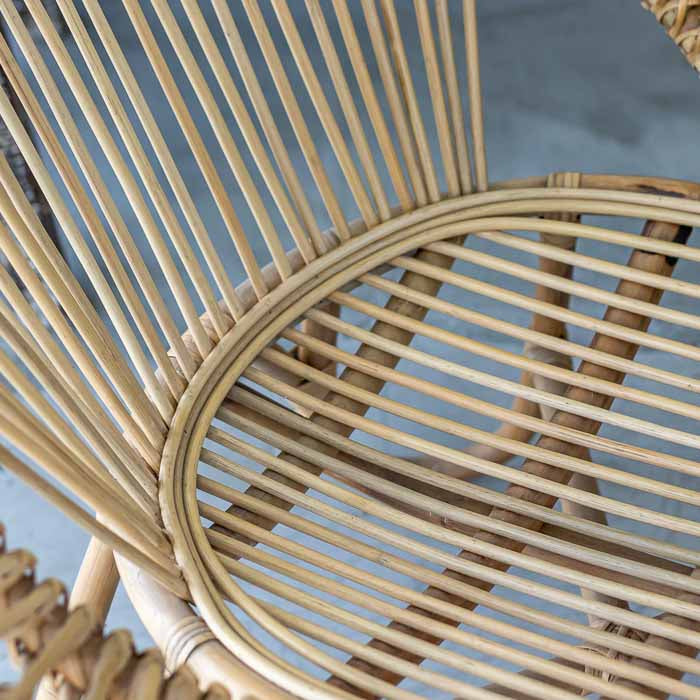 Poltrona com estrutura em rattan natural, linhas suaves e visual leve, ideal para espaços relaxantes e elegantes