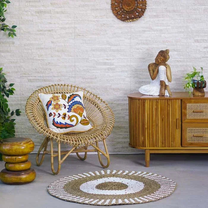 Cadeira em rattan com encosto envolvente e trama manual detalhada, ideal para ambientes com decoração boho e natural