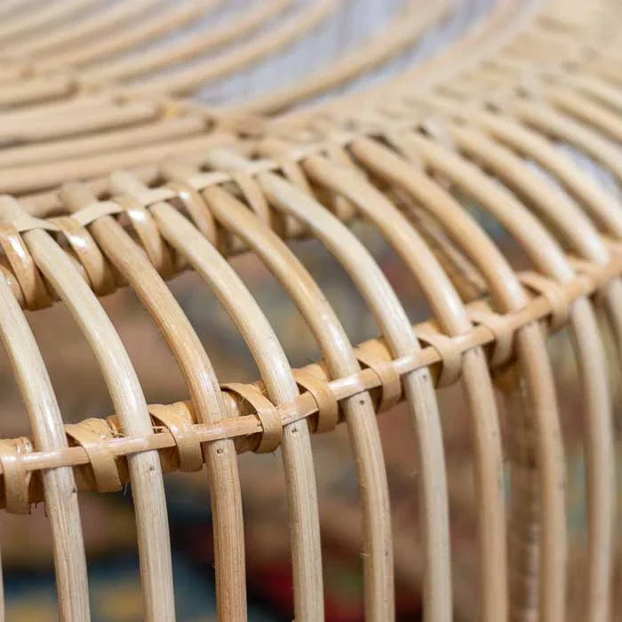 Arte em móvel, mesa de centro feita à mão na Indonésia, com design orgânico.