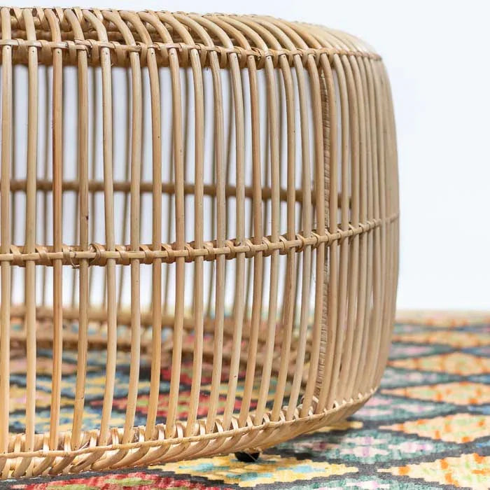 Mesa pequena em Rattan, feita à mão na Indonésia, com design orgânico.