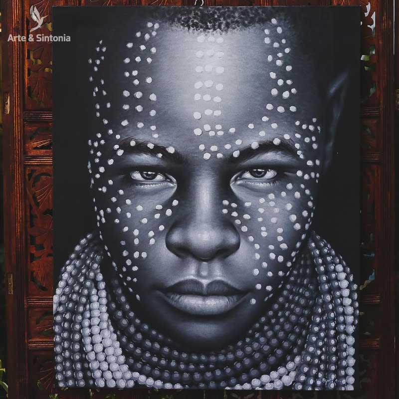 Quadro decorativo tribal artesanal mulher africana em tela.