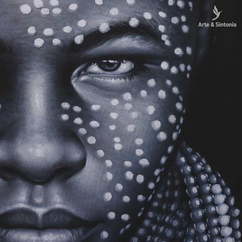 Pintura balinesa étnica com rosto de mulher africana em cores.
