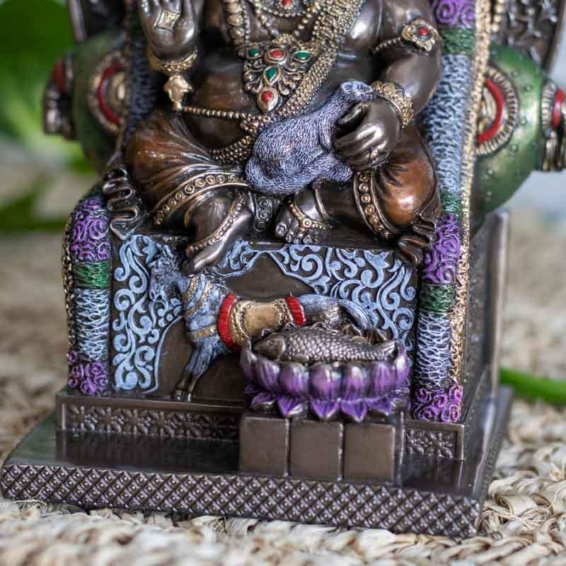 Estátua de Kubera com 18cm de altura, ideal para decoração de escritórios e altares de prosperidade financeira.
