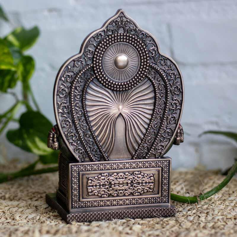 Divindade hindu da fortuna representada com mão em gesto de bênção e segurando símbolos de abundância material.