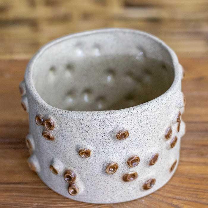 Peça decorativa de cerâmica com acabamento natural e visual orgânico.