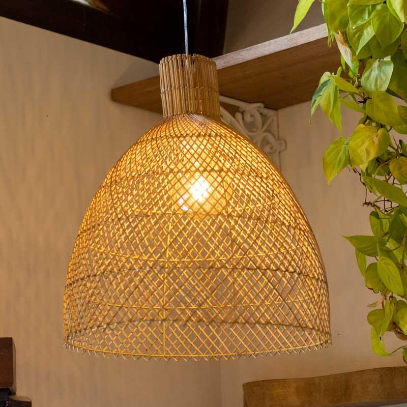 Luminária de teto em rattan artesanal feita à mão com fibras naturais.
