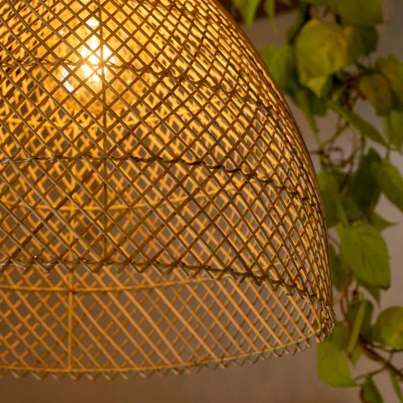 Luminária pendente em rattan trançado artesanal da Ásia.