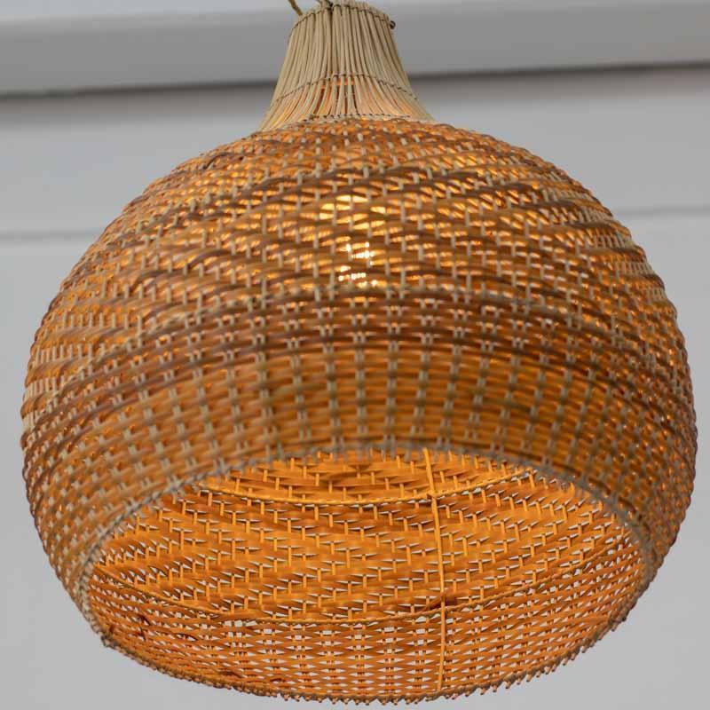 luminaria-rattan-preta-natural-home-decor-decoracao-casa-boho-decorativa-pendete-artesanal-artesanato-bali-indonesia-artesintonia-boho-rustico-lustre-ambiente-externo