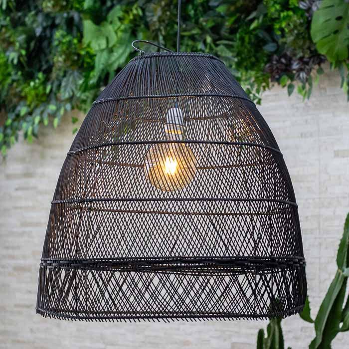 Luminária All Black artesanal em rattan preto feita em Bali.