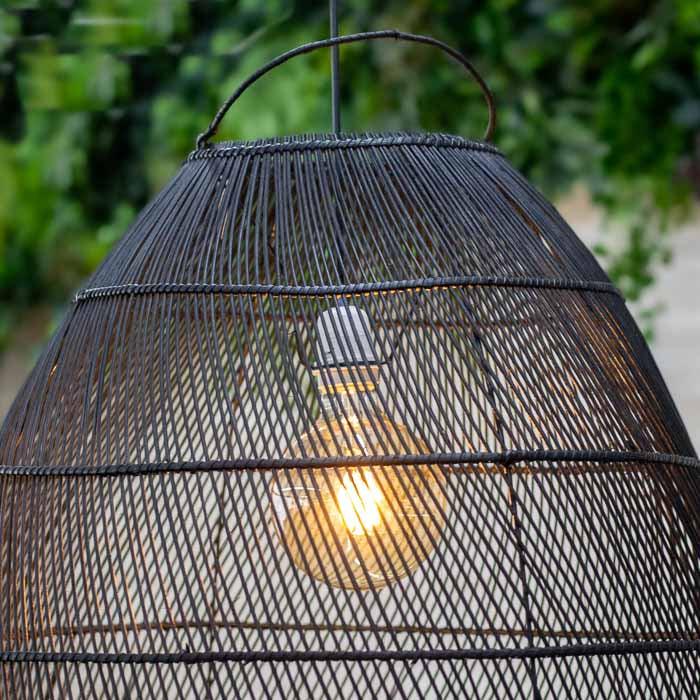 Luminária em rattan preta All Black estilo boho tropical de Bali.