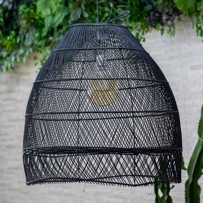 Luminária artesanal All Black em rattan natural pintado preto.