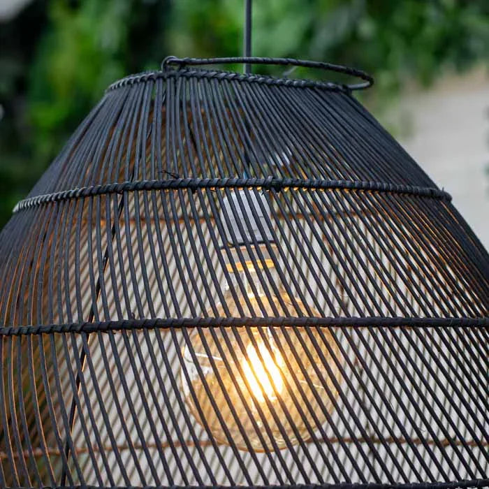 Luminária All Black grande em rattan artesanal para ambientes amplos.