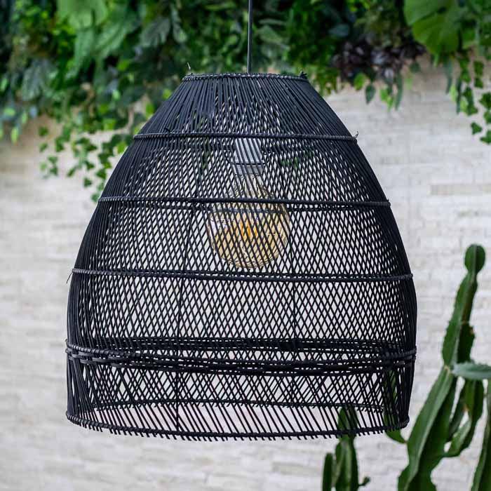 Luminária preta All Black em fibras de rattan estilo contemporâneo.