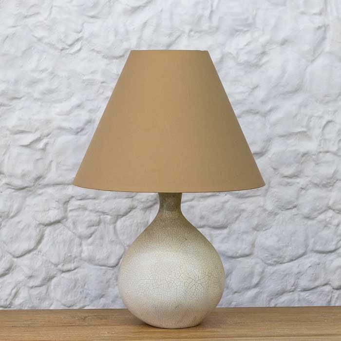 Arte em cerâmica balinesa, abajur de mesa com base esculpida e cor clara.