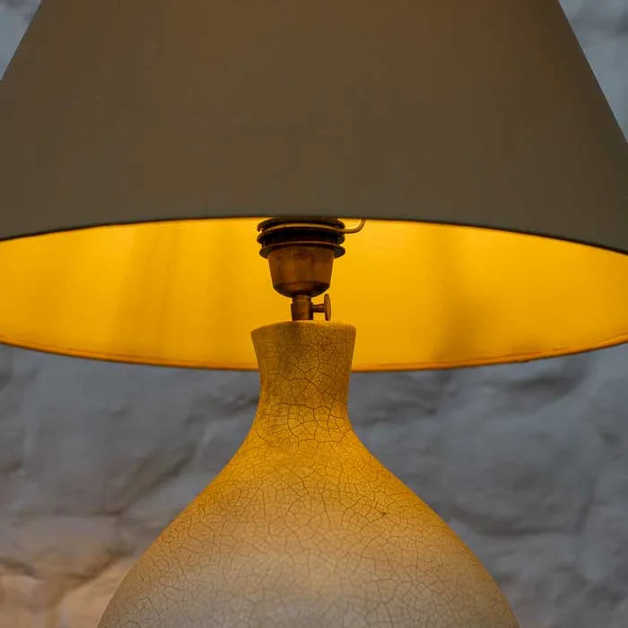 Abajur exclusivo para mesa, com design orgânico e acabamento natural e rústico.