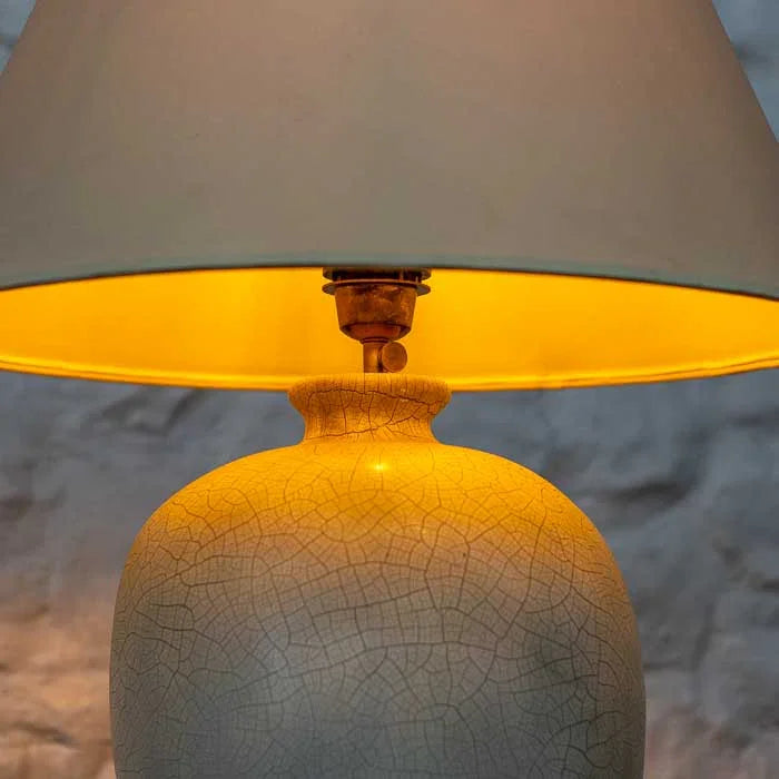 Luminária de mesa importada, feita à mão, ideal para decoração elegante e suave.